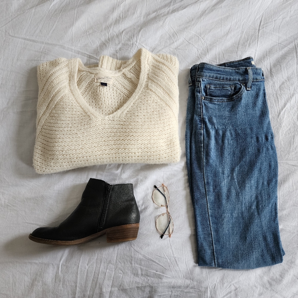 🚨 4/$20 Universal Thread Medium Cream Knit Sweater